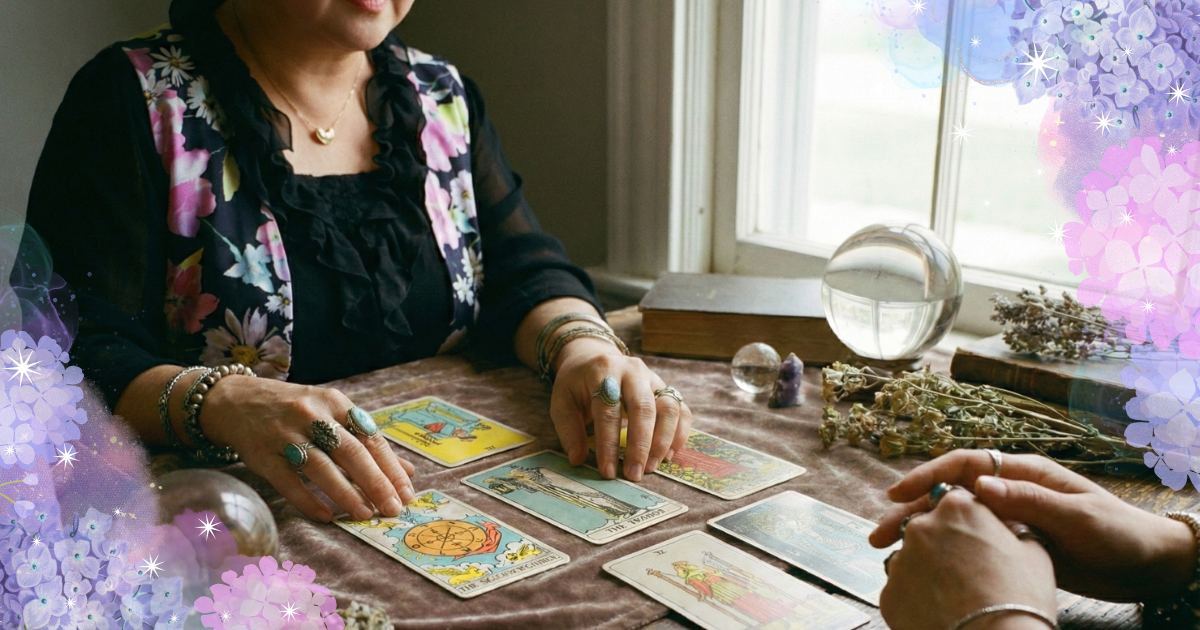 タロット占いをする占い師