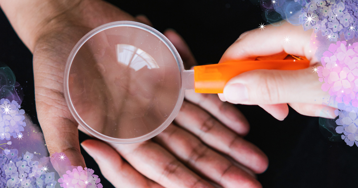 手相占いをする占い師